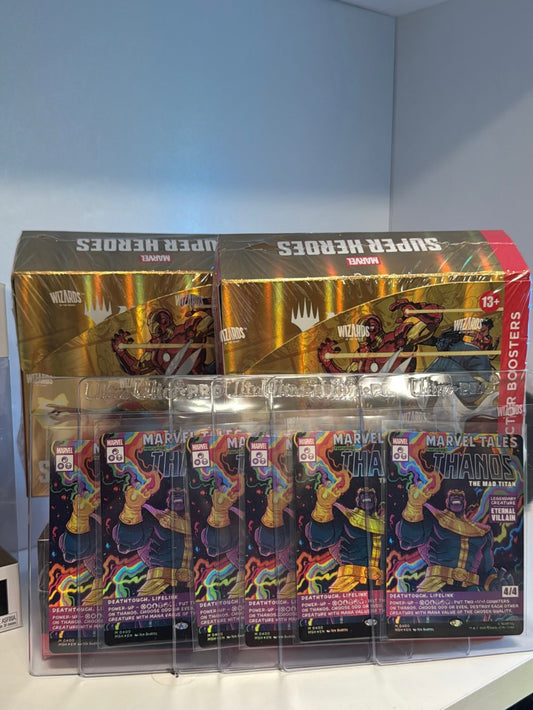 Шест копия Thanos, the Mad Titan (Classic Comic) пред два Marvel Super Heroes Collector дисплея | CollectoR